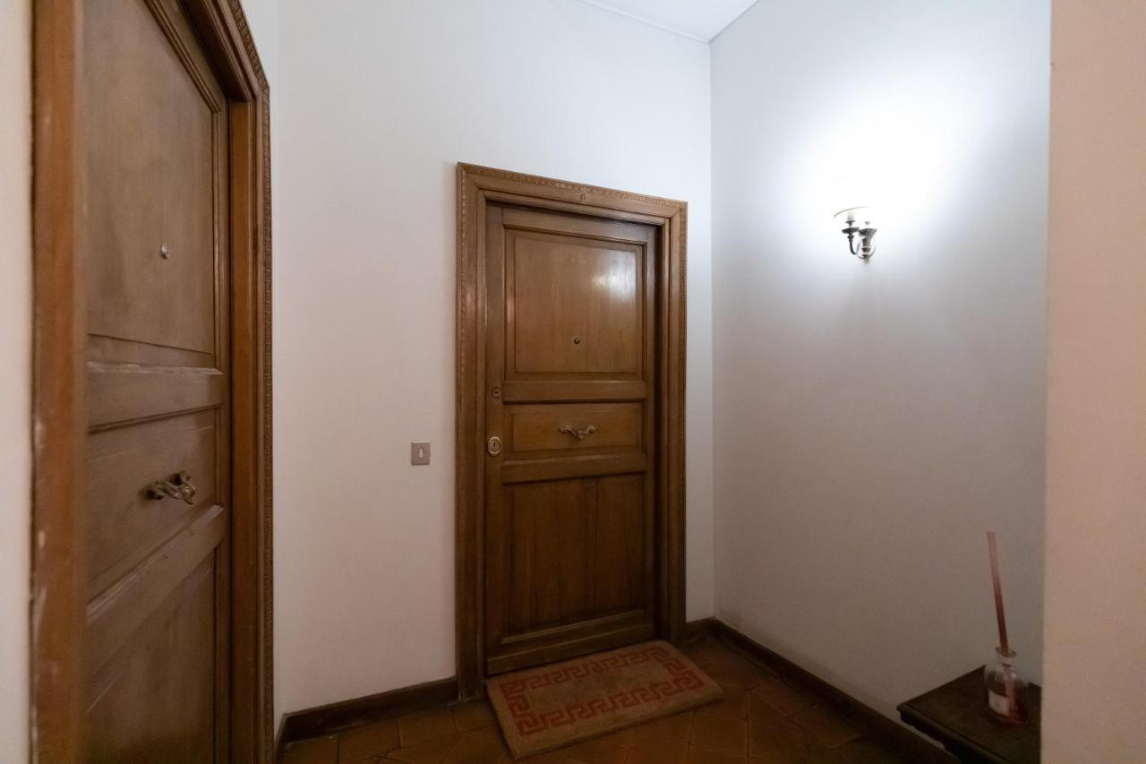 Chic And Style In Historical Via Giulia Apartment Rom